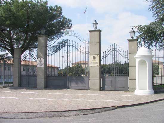 L'ingresso della scuola sottufficiali dell'Esercito