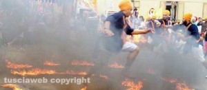Il salto nel fuoco di un Sikh