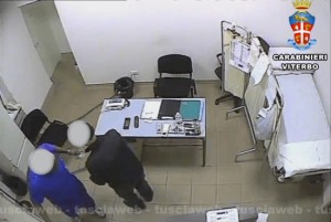 Operazione Anubi - arrestati tre necrofori della camera mortuaria di Belcolle - Il passaggio di denaro