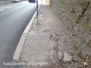 Il marciapede distrutto a via della Palazzina