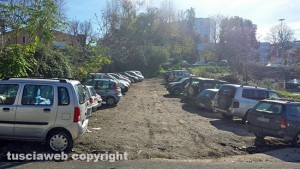 Viterbo - Il parcheggio delle Fortezze sporco e abbandonato