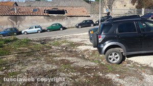 Viterbo - Il parcheggio delle Fortezze sporco e abbandonato