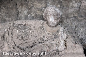 Viterbo - Museo civico - Sarcofago etrusco ricoperto di escrementi di piccione