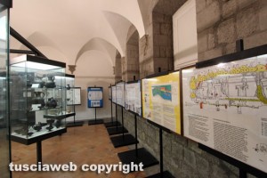Viterbo - Museo civico - Il ridicolo allestimento nell'area etruschi