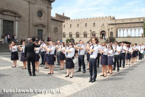 La banda di Vejano che precede la sfilata dei facchini di santa Rosa