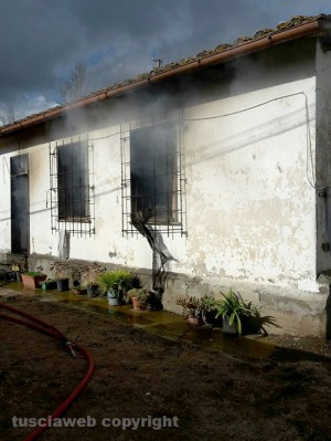 Casa a fuoco sulla Teverina - I vigili del fuoco sul posto