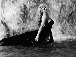Anita Ekberg, nella scena cult del bagno a Fontana di Trevi