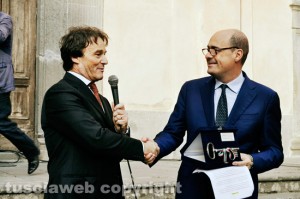 Intellettuali e politici per salvare Civita- Il sindaco Francesco Bigiotti consegna le chiavi della città al presidente Zingaretti