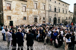 Intellettuali e politici per salvare Civita- Il sindaco Francesco Bigiotti consegna le chiavi della città al presidente Zingaretti