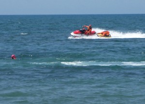 Vigili del fuoco - Bagnante soccorso con la moto d'acqua