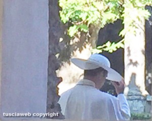 Jude Law mentre registra "The young pope" a Villa Lante
