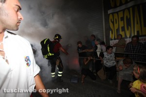 Trasporto della macchina di santa Rosa - Il fumogeno lanciato all'inizio di via Garibaldi