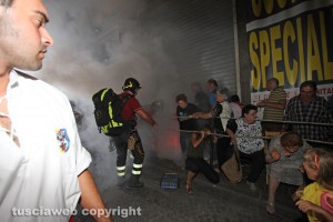 Trasporto della macchina di santa Rosa - Il fumogeno lanciato all'inizio di via Garibaldi
