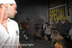 Trasporto della macchina di santa Rosa - Il fumogeno lanciato all'inizio di via Garibaldi