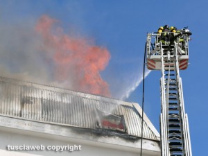 Montefiascone - In fiamme tetto nel centro storico