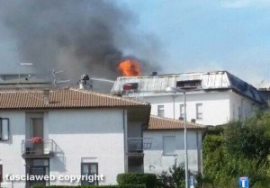 Montefiascone - In fiamme tetto nel centro storico