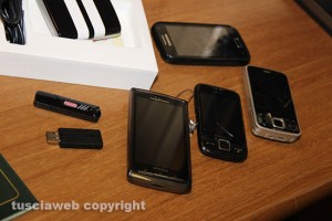 Operazione "Easy to place", i cellulari sequestrati dalla Digos