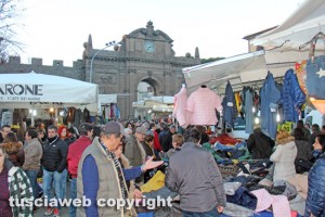 Viterbo - Il mercato di Forte dei Marmi in piazza della Rocca