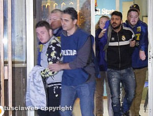 Viterbo - Giovanni Tabasco e Gaetano Formicola all'uscita dalla questura