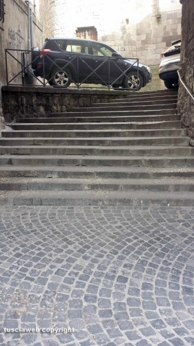 Viterbo - Le scalette che portano in via Valle Piatta piene di escrementi