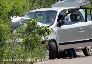 Vetralla - Auto finisce fuori strada, muore la passeggera