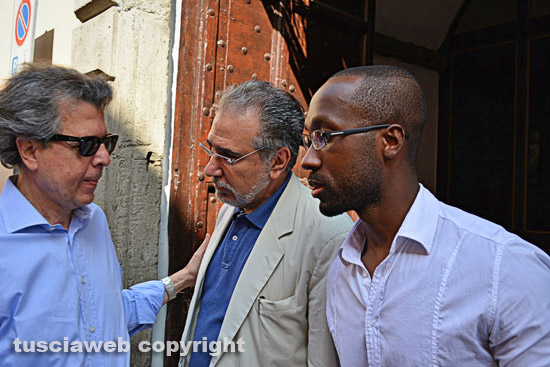 Rudy Guede con l'avvocato Fabrizio Ballarini e (a sinistra) Claudio Mariani