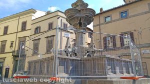 Viterbo - Transennata la vasca di Fontana grande