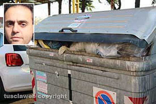 Viterbo - Il cassonetto di via Solieri dove è stato ritrovato il feto - Nel riquadro l'avvocato Samuele De Santis