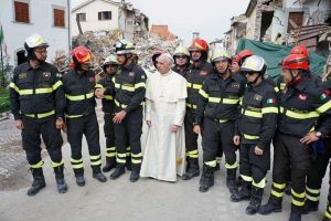 Papa Francesco con Paduano e i vigili del fuoco nelle terre colpite dal sisma