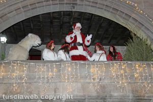 Vierbo - Babbo Natale si affaccia dalla sua casa