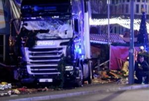 Berlino - Camion sulla folla ai mercatini di Natale
