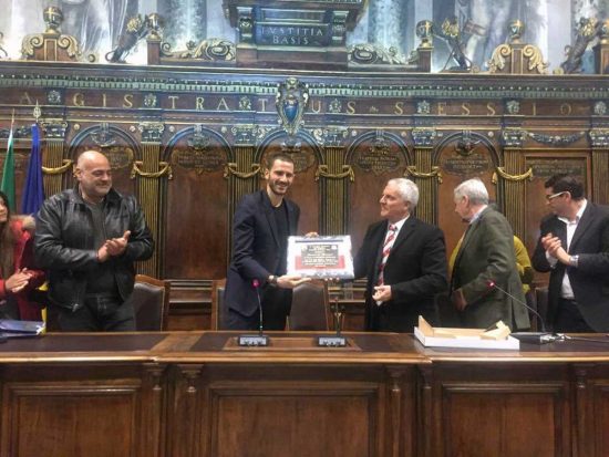 Viterbo - Bonucci riceve la targa dei facchini