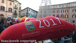 Viterbo - La calza della Befana più lunga del mondo