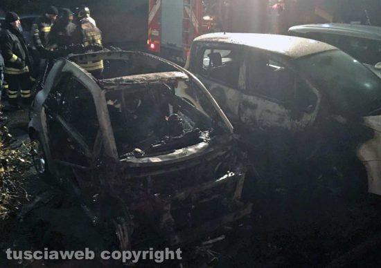 Viterbo - L'auto del consigliere comunale Claudio Ubertini distrutta dalle fiamme