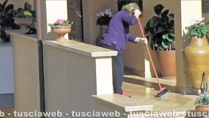 Tuscania - La presunta falsa cieca fa le pulizie