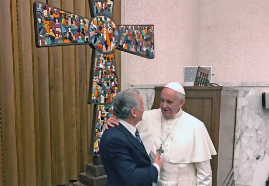 Roma - L’artista viterbese Roberto Joppolo con il Santo Padre durante davanti alla Croce “Il Mosaico dell’Umanità”
