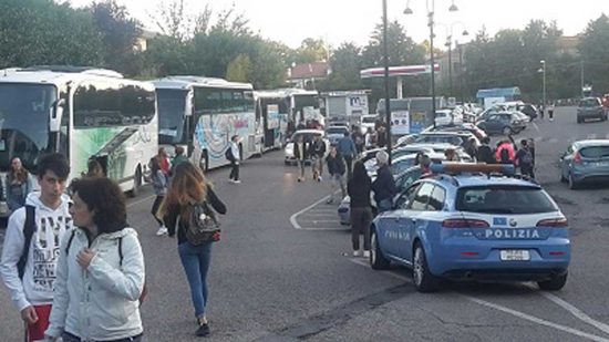 La Polstrada durante un controllo di una gita scolastica