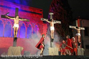 Pasqua - Viterbo – La processione del Cristo morto - La rappresentazione della crocifissione