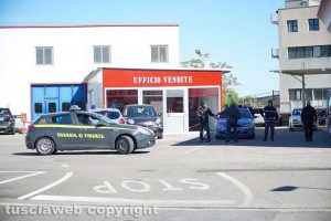 Guardia di finanza e Polstrada nella concessionaria
