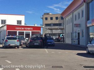 Guardia di finanza e Polstrada nella concessionaria