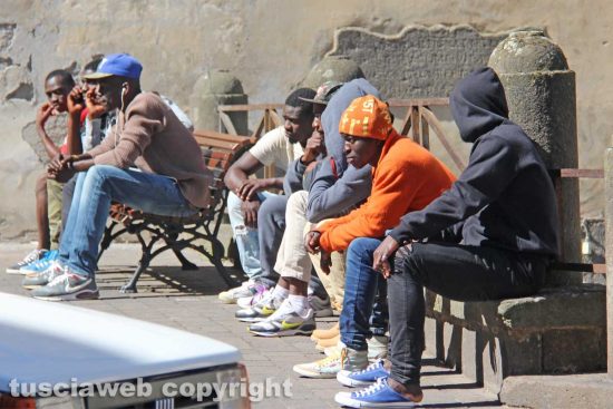 Viterbo - Migranti sotto la prefettura