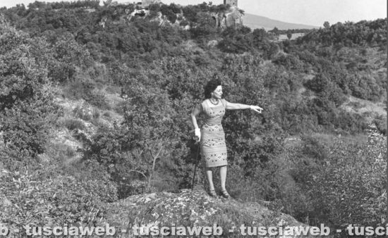 Viterbo anno 1958 località Vaccareccia - Bianca Maria Hubner in posa nella necropoli di Castel d'Asso - Foto di proprietà dell'Istituto Luce Cinecittà di Roma - Vietata la riproduzione