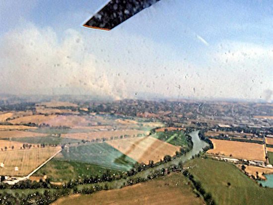 Dall'elicottero dell'Esercito - Sullo sfondo l'incendio, in primo piano il Tevere