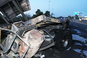 Viterbo - Superstrada - Camion esce di strada e va a fuoco
