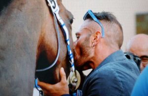 Ronciglione - Corse a vuoto - Il capitano Damiano Simmi bacia la cavalla vincitrice