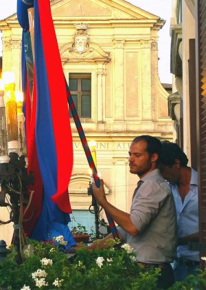 Ronciglione - Corse a vuoto - Il sindaco Mario Mengoni con il palio sul balcone del palazzo del comune