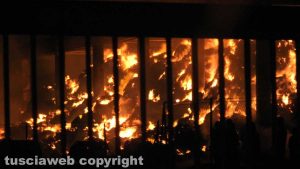 Grotte di Castro - In fiamme capannone di rotoballe