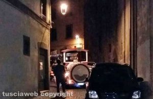 Viterbo - La sosta selvaggia blocca il trenino in via San Pietro