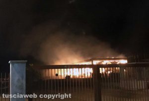 Grotte di Castro - In fiamme capannone di rotoballe