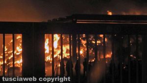 Grotte di Castro - In fiamme capannone di rotoballe